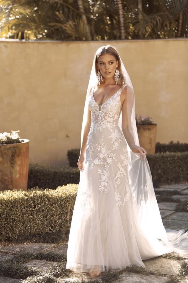 BLAYNE ML19487 FULL LENGTH FIT FLARE SILHOUETTE V NECKLINE WITH ILLUSION BODICE EMBROIDERED FLORAL LEAF LACE AND SOFT TULLE SKIRT WITH V BODICE FINISH WEDDING DRESS MADI LANE BRIDAL5