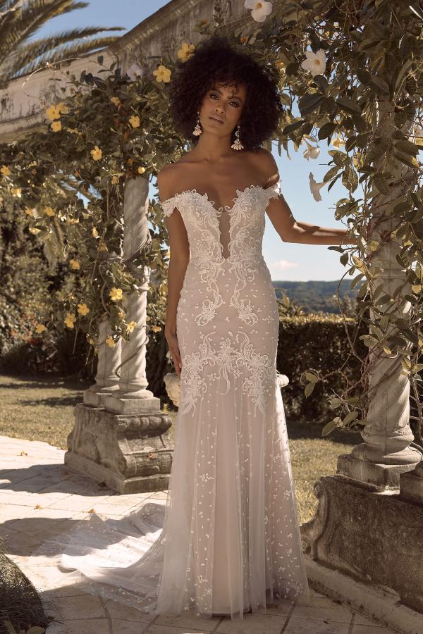 BOWIE ML19189 FULL LENGTH FIT AND FLARE SILHOUETTE SWEETHEART NECKLINE DEEP PLUNGE AND FINISHES WITH BUTTON LOOPS ZIP CLOSURE WEDDING DRESS MADI LANE BRIDAL1